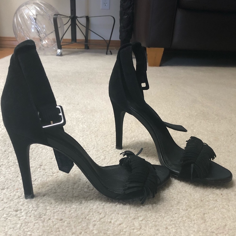Strap heel with fringe
